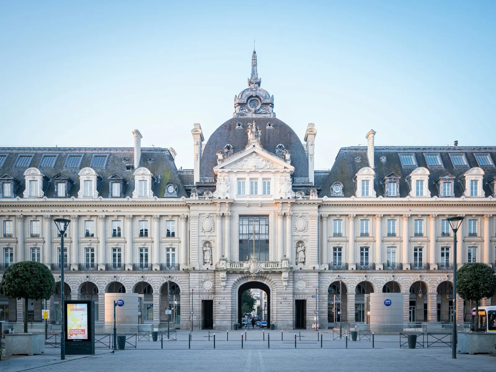 Conciergerie Airbnb Rennes — nos tarifs Le Palais du Commerce, place de la République à Rennes