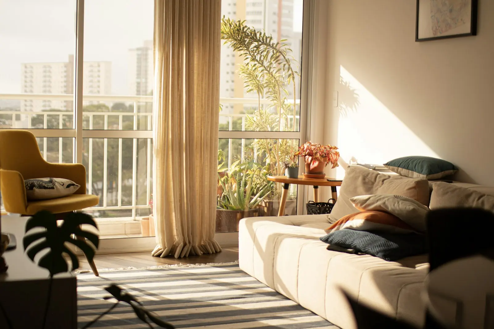 Salon lumineux d'un logement meublé en location courte durée
