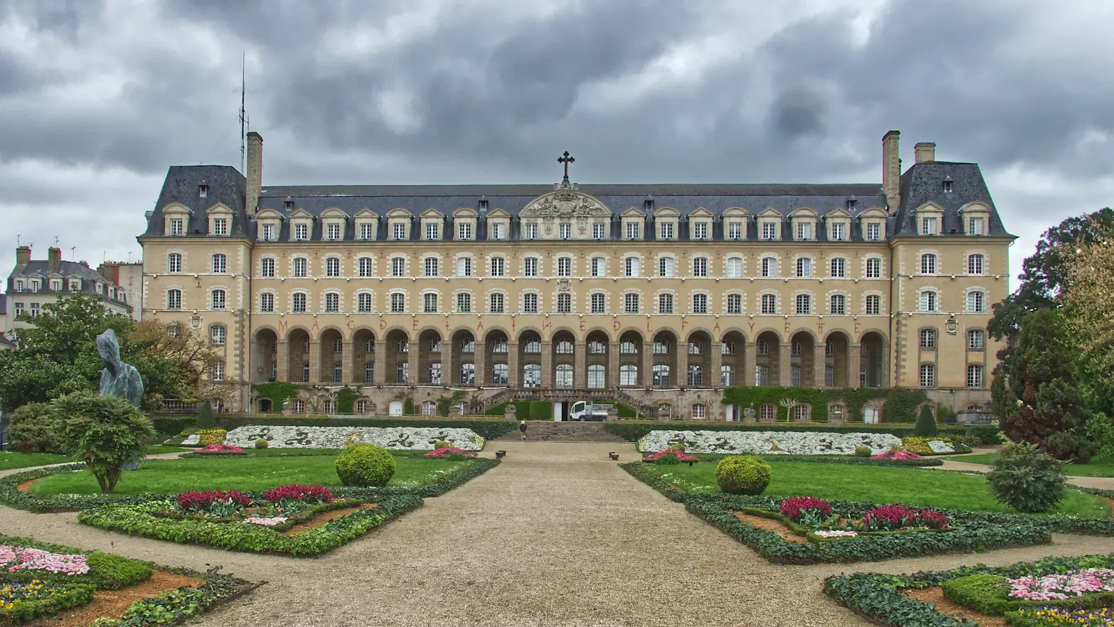 Conciergerie Airbnb Rennes — simulateur de revenus Le Palais Saint-Georges et son jardin, à Rennes