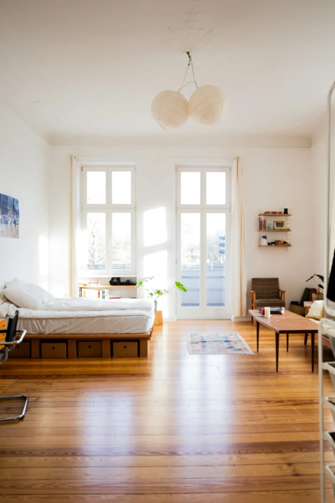 Chambre préparée avec linge de lit propre avant une arrivée